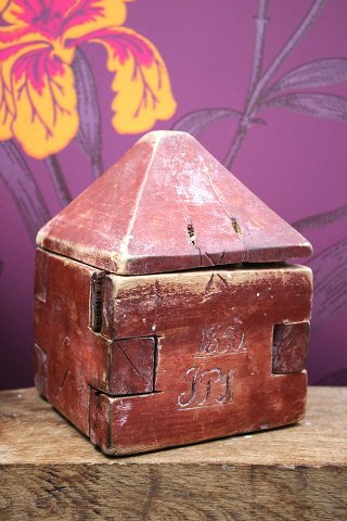 Sjælden , antik svensk 1800 tals smørform i træ med original farve.Det er dateret år 1850...