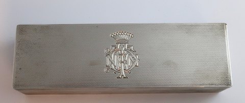 SAZIKOV, ST PETERSBURG. Sølv æske indvendig forgyldt 84 (875). Længde 17,5 cm. Bredde 5,3 cm. Højde 3,5 cm. Produceret 1883.