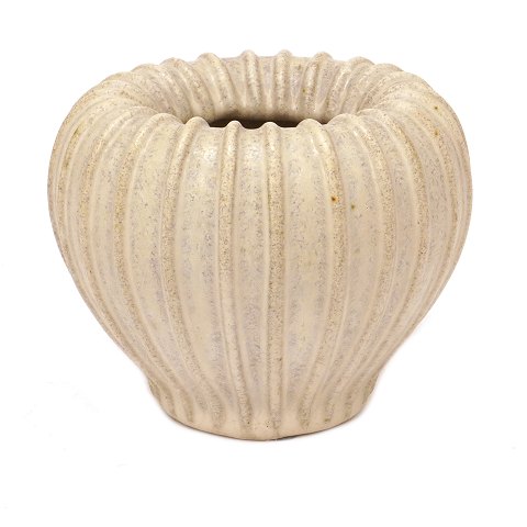 Arne Bang riflet vase 3 udført i stentøj. Signeret Arne Bang. H: 11cm. D: 14cm