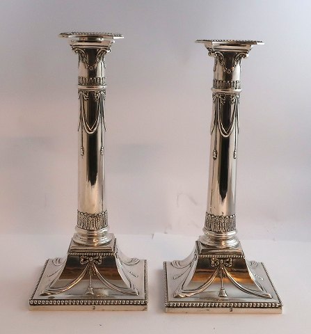 S&M Benzen. Et par høje sølvlysestager (835). Højde 24 cm
