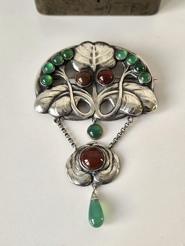 Very beautiful Art Nouveau brooch in silver adorned with amber and chrysoprase