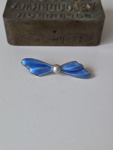 Vintage bow brooch in gold-plated sterling silver with light blue enamel adorned with a pearl