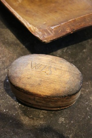 Svensk tidlig 1800 tals håndskåret træ æske til opbevaring af småting...