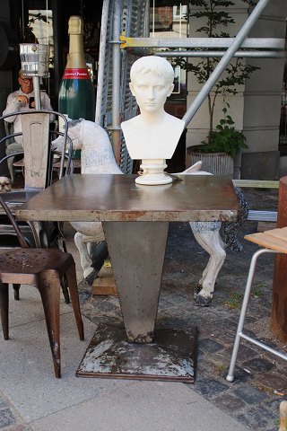 Originalt Tolix KUB-bord , designet af Xavier Pauchard i 1938...
