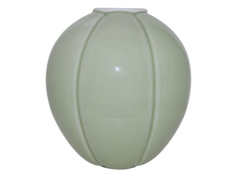 Royal Copenhagen keramikPrøve vase med enkel og geometrisk form og grøn celadon glasur