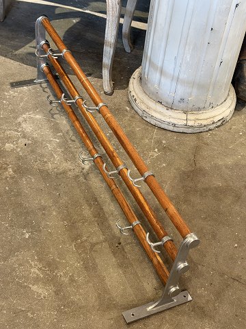 Gammel hattehylde / knagerække i metal og træ med 10 dobbelte metal knager. L: 102cm...