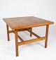 Sofabord i sæbebehandlet eg designet af Hans J. Wegner fra 1960erne. 
