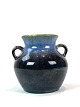 Keramik vase med glasur i blå farver fra omkring 1940erne. 
Flot stand
