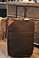 Vintage Louis Vuitton Pegasus 55 rejsekuffert / kabine trolley 
i LV monogram kanvas...
