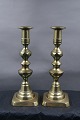 Pair of English brass candlesticks 21cm on squared 

stand from the 19th century.