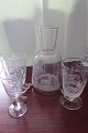 Vandkaraffel og 3 glas med hjortemotiv
2 Grogg/Toddy-glas og et hvidvinsglas
Bemærk: 1 hvidvinsglas med lille fejl
Formentlig Kastrup Glasværk