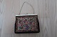 Vintage /retro:Beautiful old handbagMit embroidery (but as far as we judge, not made by hand)Beautiful closing item About 1950