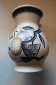 Vase fra RC (Royal Copenhagen)
Stemplet: København, Danmark, 31/1
H: ca. 13,5cm
Ca. 1940
Har et lille skår i bunden (se foto), men ellers god stand