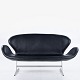 Roxy Klassik 
præsenterer: 
Arne 
Jacobsen / 
Fritz Hansen
AJ 3321 - 
'Svanesofa' i 
sort læder m. 
stel i stål.
1 ...