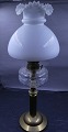 Petroleum bordlampe i messing med Opaline skærm 
fra 1.halvdel af 1900 tallet. Højde ca. 62cm.
Det klare glasrør mangler.