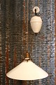 Original , gammel skomagerlampe med hvid opal glasskærm og originalt hejse / 
sænke ophæng...