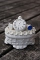 Lille ovalt smykkeskrin i porcelæn med mange detaljer.