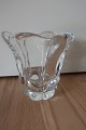 Glasvase fra Orrefors
Design: Nils Lanberg, Sverige
Modelnr.: 3225
H: 15,5cm
Fra 1950-erne
Vasen er lavet af tykt glas