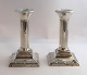 England. Sterling candlesticks (925). A pair. Birmingham 1934. Height 13.5 cm. 
The candlesticks have signs of wear.