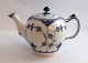Lundin Antique 
präsentiert: 
Königliches 
Kopenhagen. 
Musselmalet, 
halbspitze. 
Teekanne. 
Modell 610. 70 
cl. (1 ...