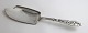 Lundin Antique 
præsenterer: 
Tang. 
Design Thorvald 
Bindesbøll. 
Stor kagespade 
/ fiskespade. 
Længde 28 cm. 
...