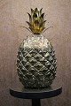 K&Co. 
præsenterer: 
Italiensk 
isspand 
designet af 
Mauro Manetti
i form af 
ananas i 
forgyldt tin 
fra 60érne...