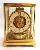 Jaeger LeCoultre. Atmos. Bordur i urkasse af messing med sider af glas. Højde 
22,3 cm
