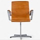 Roxy Klassik 
præsenterer: 
Arne 
Jacobsen / 
Fritz Hansen.
Lavrygget 
'Oxford'-
kontorstol i 
patineret 
naturlæder ...
