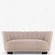 Roxy Klassik 
præsenterer: 
Dansk 
Snedkermester
Nybetrukket 
'Banansofa' i 
'Teddy'-tekstil 
(farve: Nude).
1 ...