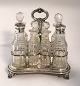 Lundin Antique 
præsenterer: 
Engelsk 
sterling 
Platmenage med 
7 
krystalkarafler 
(925). Længde 
19 cm. Højde 20 
cm. ...