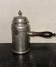 Reutemann Antik 
præsenterer: 
Kaffekande 
i tin fra 1864