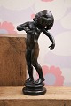 K&Co. 
præsenterer: 
Sjælden 
Kai Nielsen 
Venus figur i 
nummeret 
patineret 
bronze expl. 
M5-75
"Venus 
Glypogos" ...