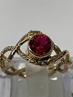 14 karat guldring med rød facetslebet sten og diamanter. Stemplet 585.Ringestørrelse 52.