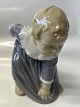 Bing & Grøndahl figur, pige bøjer sig ned.Dek. Nr. 1995.