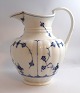 Lundin Antique präsentiert: Königliches Kopenhagen. Musselmalet, Gerippt. Schokoladenkrug. Modell 392. Höhe 22 ...