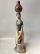 Lladro, Stor Spansk figur: Pige med vandkandeHøjde 47 cm.