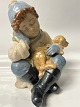 Siddende dreng med hund, Figur Nedal Spansk.Højde 23,5 cm.