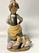 Lladro, Spansk figur: Pige med hund.Højde 24,5 cm.