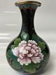 Cloisonné Vase i flotte farverHøjde: 15,5 cm.