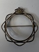 Broche i sterlingsølv til mønt.H 4,8 x B 4,5 cm.Mål til mønt 3,3 cm.