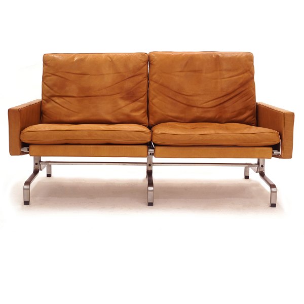 Poul Kjærholm Couch PK31/2 bezogen mit Braunem, patiniertem Leder. Hergestellt von Fritz Hansen. H: 70cm. L: 137cm. T: 76cm