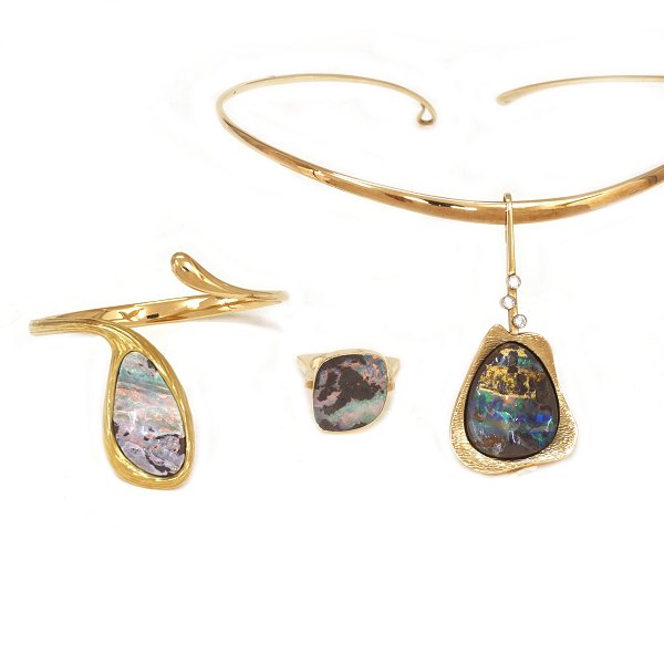 Bent Gabrielsen, Dänemark, Satz von Armring, Halsring und Fingerring aus 14 & 18kt Gold. Ringgr. 58-59. Armring innen: 6x5cm. Ringgrösse: 58-59. Diamanten insgesamt von etwa 0,12ct