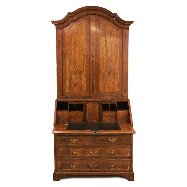 Barock Sekretär aus Ulme mit zahlreichen Einlegearbeiten. Guter Zustand. Dänemark oder Schleswig-Holstein um 1750. H: 225cm. B Mitte: 101cm. B oben: 109cm. T o. Klappe: 59cm. T m klappe: 92cm