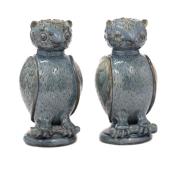 Pair of 2nd half of the 19th century bluedecorated stoneware Skotterup owls. Denmark circa 1880. H: 24,5cm