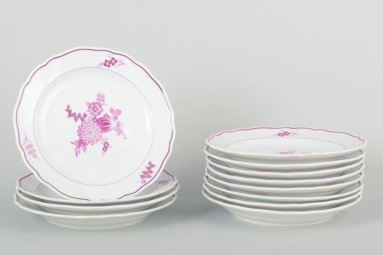 Meissen, Germany12 deep plates, early 20th century.