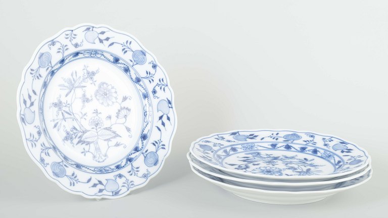 Meissen4 dinner plates, “Blue Onion” pattern, mid-20th century.