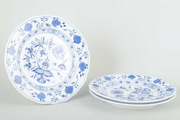 Meissen3 dinner plates, “Blue Onion” pattern, mid-20th century.
