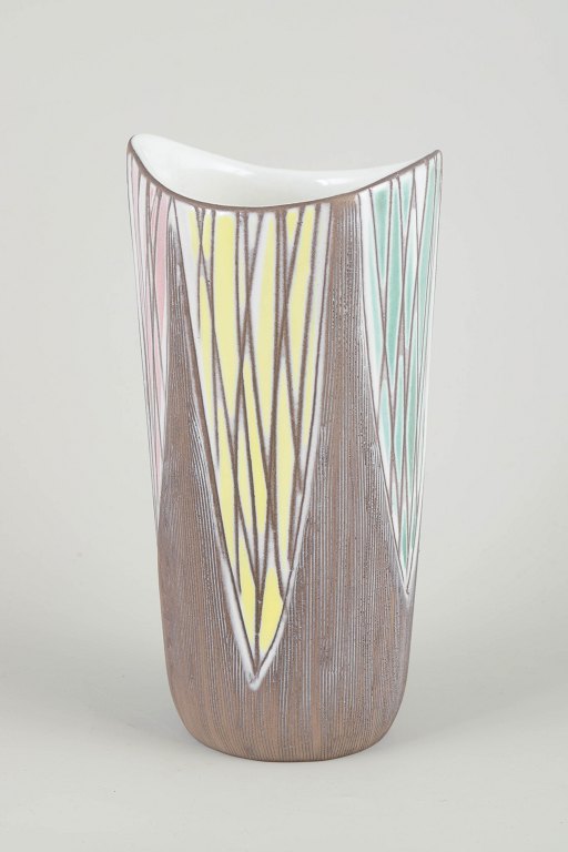 Upsala Ekeby, Mari SimmulsonVase, model 4415, 1950/60’erne.