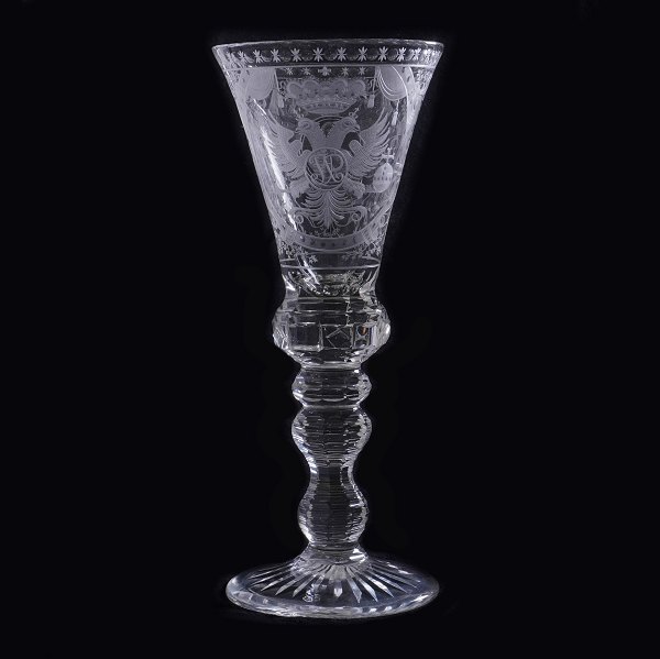 Tysk glas pragtpokal indgraveret med adeligt portræt og kronet spejlmonogram. Thürringen 1730-50. H: 28cm