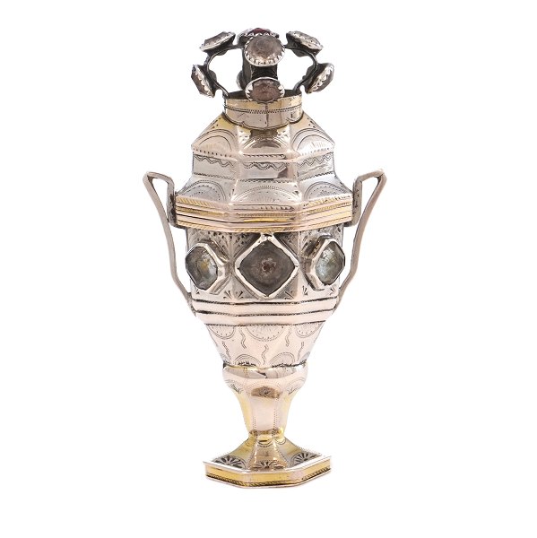 Hovedvandsæg i delvist forgyldt sølv af Hans Jürgen Mathiesen, Sønderborg, 1808-23. H: 11,5cm